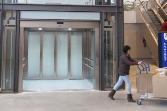 Impact des ascenseurs panoramiques sur l'architecture des centres commerciaux