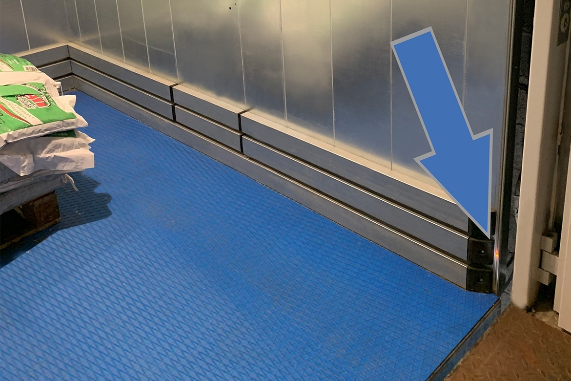 The photoelectric barrier is only one of the security measures of our goods and passenger lifts